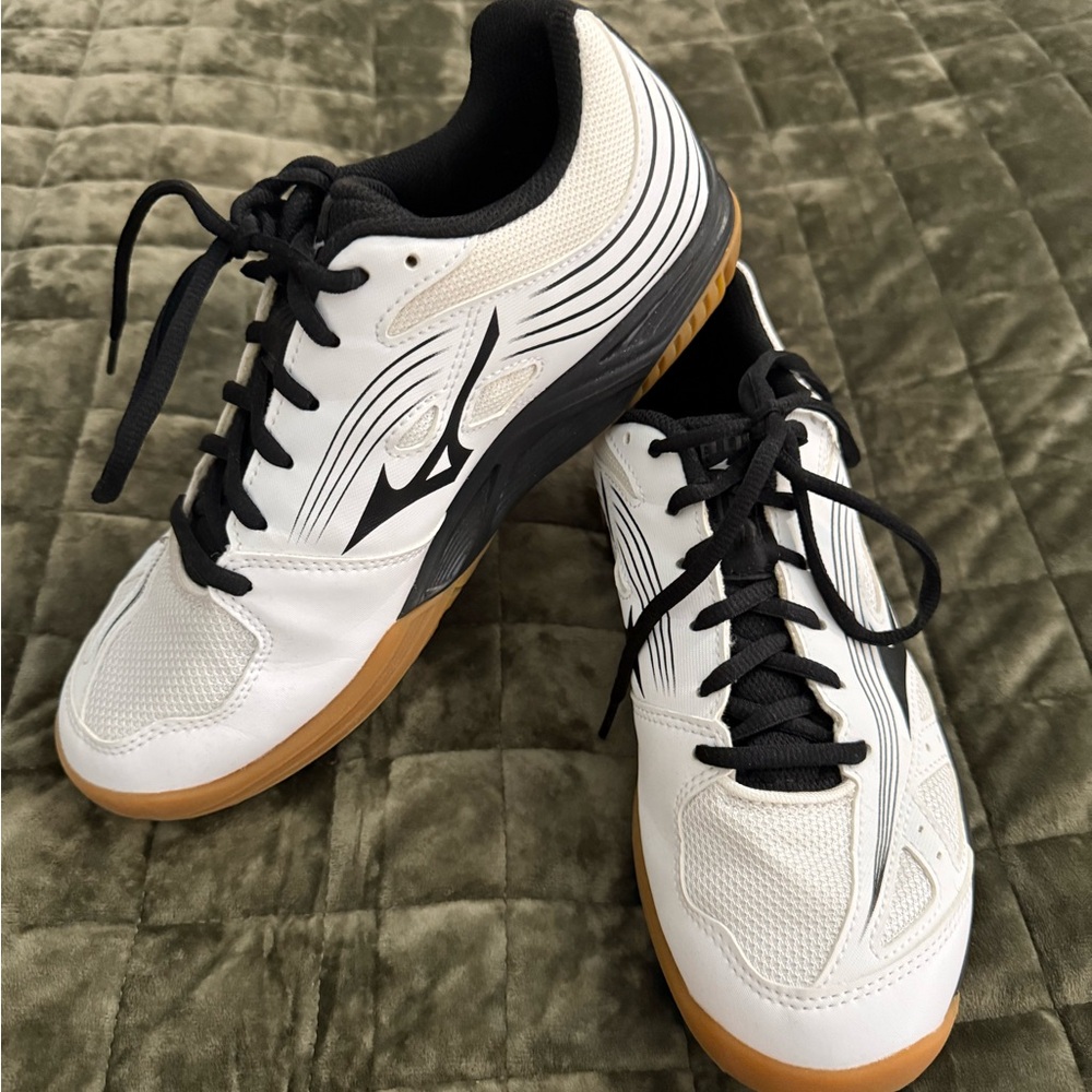 Mizuno White Black Athletic Indoor Court Shoes with Gum Outsole